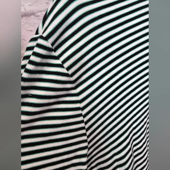 MWat Levi's Dreamy Turtleneck Crop Top Size 3X - Picture 5 of 5